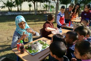 Alumnos de 5º y 6º de Primaria mostrando y explicando sus inventos y experimentos a los alumnos de las otras clases del centro que los iban visitando.