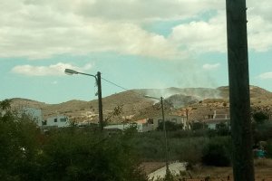 Humo y llamas procedentes del incendio de Sorbas.