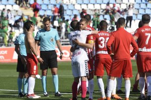 Los rivales se abrazan a un Almería que les da puntos.