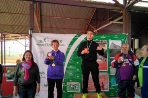 Emocionado en lo más alto del podio.