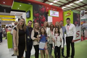 Una familia disfruta en la pasada edición de Expolevante frente al stand de Biosabor.