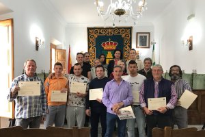 La alcaldesa con los vecinos contratados.