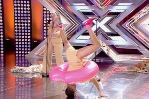 El dúo, durante su inclasificable actuación en el programa de Telecinco.