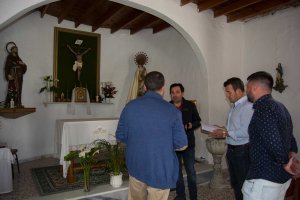 El alcalde revisa el proyecto de la ermita con el párroco.