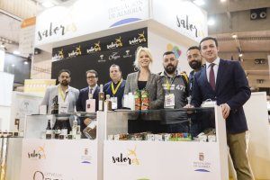 El vicepresidente primero de Diputación, Javier Aureliano García, con representantes de las empresas almerienses presentes en Alimentaria.