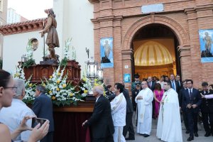 El alcalde siguiendo la procesión como cada año.