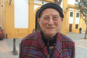 José Cruz pasea cada mañana por la Plaza de San Roque.