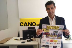 Jesús Cano con el cartel del Critérium.