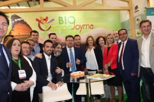 El consejero, Rodrigo Sánchez, y la alcaldesa, Esperanza Pérez, en uno de los stand