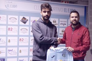 Samu Corral sellando su renovación con el director general celeste, Javi Fernández.