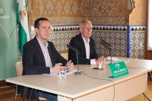 El delegado de Salud, José María Martín y el director general de Salud Responde, José María González, esta mañana en rueda de prensa.