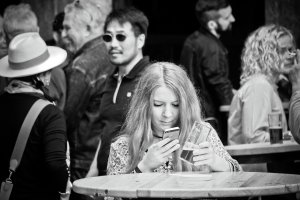 Una joven con una bebida alcohólica.