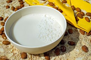 La leche de almendra es la única bebida vegetal que puede ser calificada como leche.