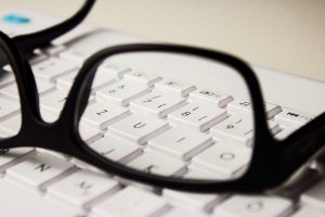 La fatiga visual está causada en parte por el tiempo que pasamos frente al ordenador.