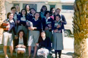 Un grupo de alumnas del curso 76-77, con el uniforme oficial de la escuela.