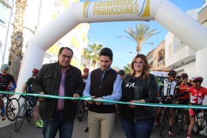 El concejal de Deportes de Níjar, Sergio Vicente, cortando la cinta.