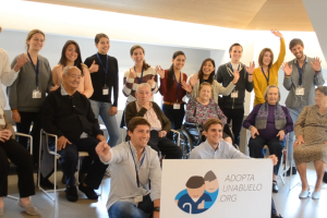 Un grupo de jóvenes voluntarios del proyecto, junto a mayores beneficiarios