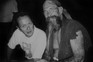 El músico Joe Strummer y Jo Bell, dueño del Bar de Jo, en una de las imágenes empleadas en su perfil de Facebook.