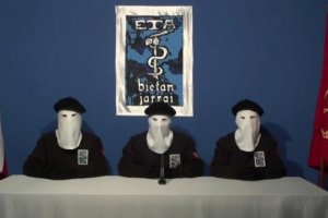 Tres miembros de ETA durante el anuncio de la próxima disolución de la banda.