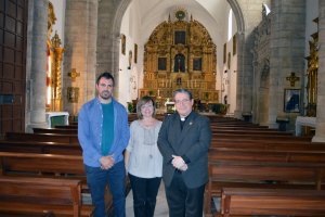 Amgos de La Alcazaba y miembros de La Soledad en el interior de la iglesia.