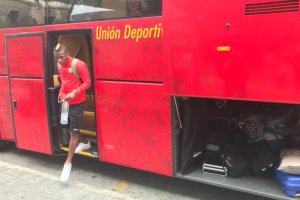 Los rojiblancos al llegar al Estadio de La Romareda para afrontar el partido.