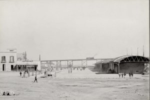 El andén  de Costa, por donde hoy está la Fuente de los Peces, y el  Cable al fondo, en una imagen de Antonio Mateos de 1909.