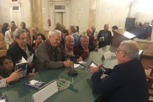 José Miguel Polo no paró de firmar libros.