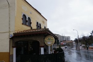 El restaurante Aloe aún conserva la fachada de un edificio del Cortijo de los Méndez.