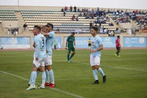 Los jugadores celestes celebrando el gol al Marbella.