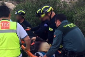 Un momento del rescate de la alpinista.