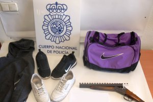 La ropa que vestía el atracador y el arma empleada.