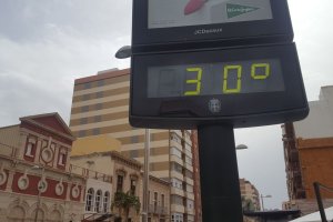 30º en un termómetro de Obispo Orberá, frente al Apolo, esta mañana.