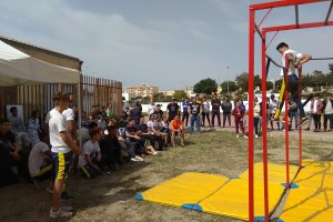 Uno de los jóvenes realiza un ejercicio en la barra