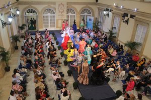 El diseñador Curro Ruiz presentó en Diputación su colección flamenca en una pasarela solidaria en colaboración con la Asociación de Fibrosis Quística