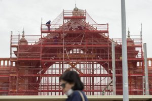Trabajadores en la fachada de los andenes en la antigua estación
