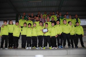 El alcalde Ismael Torres con sus jóvenes deportistas.