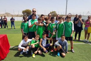 Los ganadores del torneo levantando la Copa.