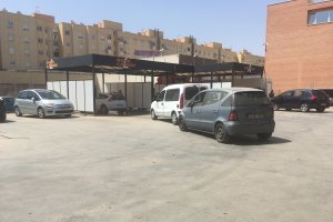 Coches en un lavadero de la capital.