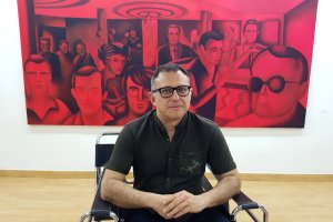 Paco de la Torre junto a uno de los cuadros que forman su exposición.