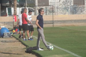 Miguel Corona y el capitán Morcillo pegados a la línea de cal.