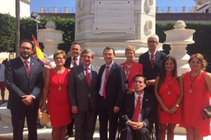 Concejales del PSOE de Almería ante el monumento a Los Coloraos en la última Feria