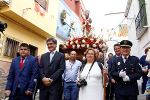 El alcalde, Manuel Cortés, junto a San Marcos.