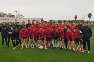 El cuerpo técnico posa con toda la plantilla.