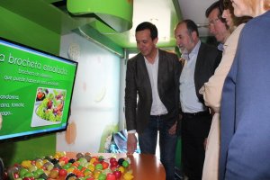 Actividades del \'Frutibús\' en el colegio Diego Velázquez de El Ejido.