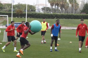 Pervis lanzando la pelota a un compañero.