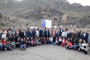 Autoridades, estudiantes y vecinos delante de la Mina \'Quien tal pensara\', que esconde la geoda.