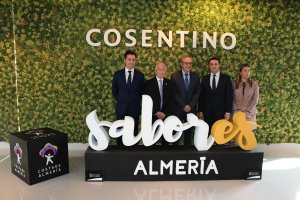 Responsables de Cosentino y de Diputación tras la firma del convenio.