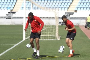 Lucien Owona trabajando con el grupo.