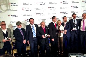 Miembros de la empresa reciben un premio.