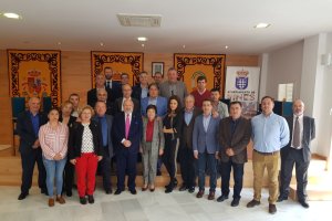 El homenajeado rodeado de autoridades y amigos tras el acto.